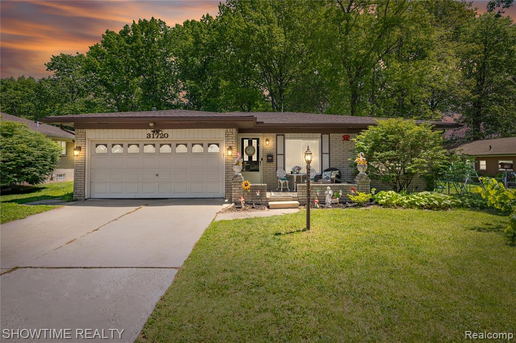 31720 Kelly Road Roseville, MI 48066 - Photo 1 of 42