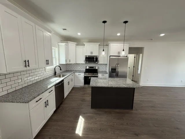 $1,600 | 1009 West Main Street, Portland, TN 37148