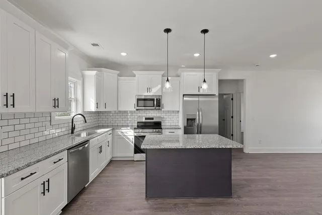 $1,600 | 1009 West Main Street, Portland, TN 37148