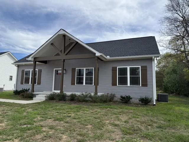 $1,600 | 1009 West Main Street, Portland, TN 37148