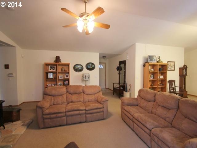38217 Northeast Sunset Falls Road Yacolt, WA 98675 - Photo 7 of 16 Living Room