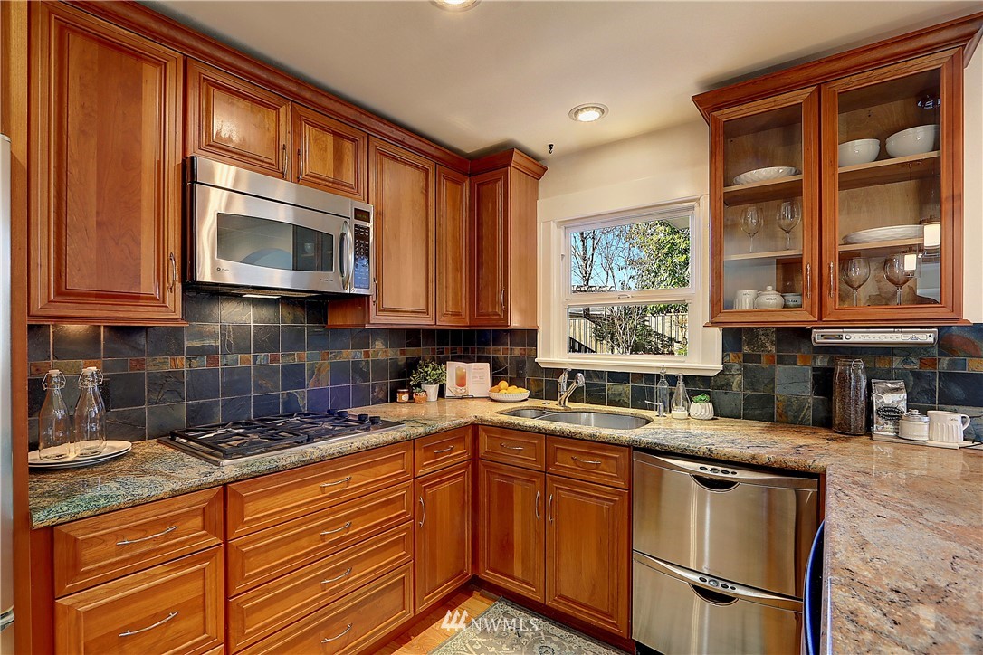 3912 Southwest Rose Street Seattle, WA 98136 - Photo 5 of 24 Gallery Image 5