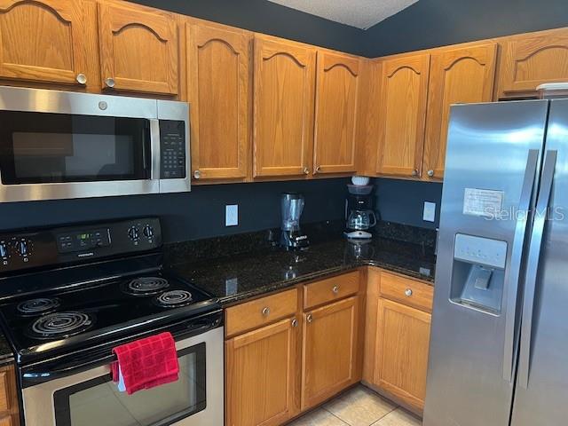 2533 Oneida Loop Kissimmee, FL 34747 - Photo 20 of 73 a kitchen with granite countertop a stove and a microwave