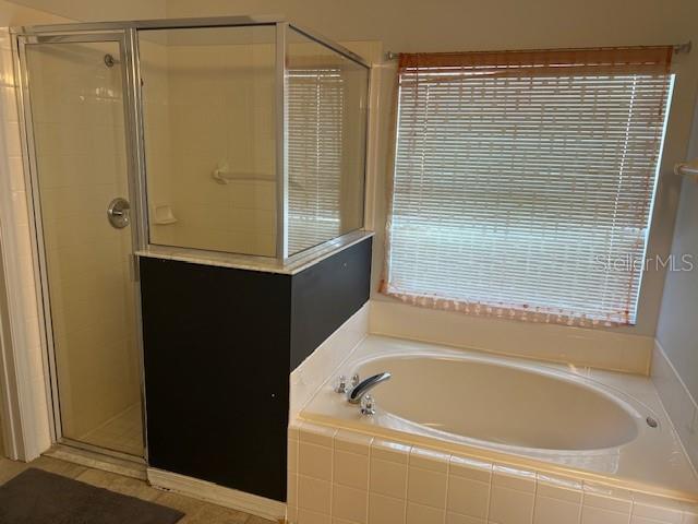 2533 Oneida Loop Kissimmee, FL 34747 - Photo 44 of 73 a bathroom with a bathtub