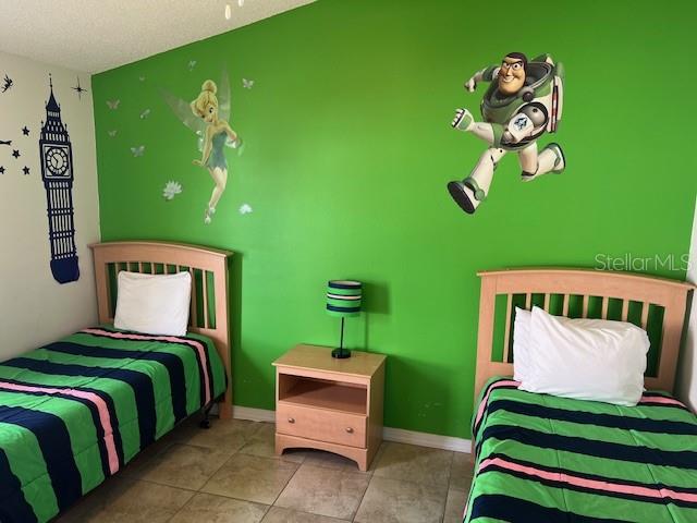 2533 Oneida Loop Kissimmee, FL 34747 - Photo 59 of 73 a bedroom with a bed and a painting on the wall