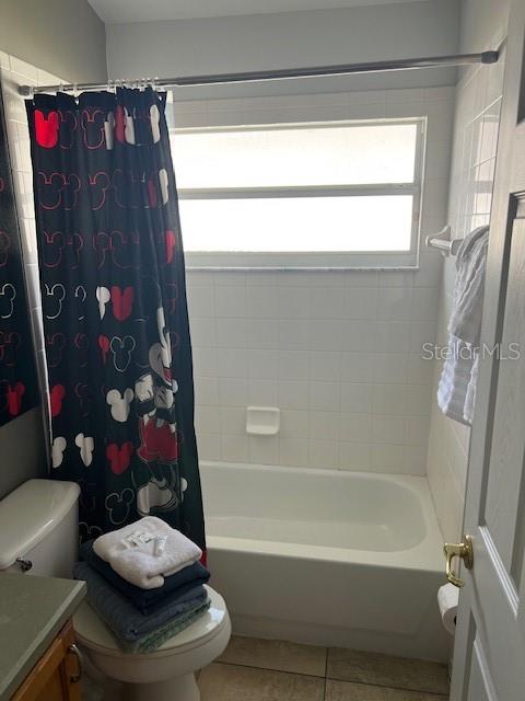 2533 Oneida Loop Kissimmee, FL 34747 - Photo 63 of 73 a bathroom with a bathtub and toilet