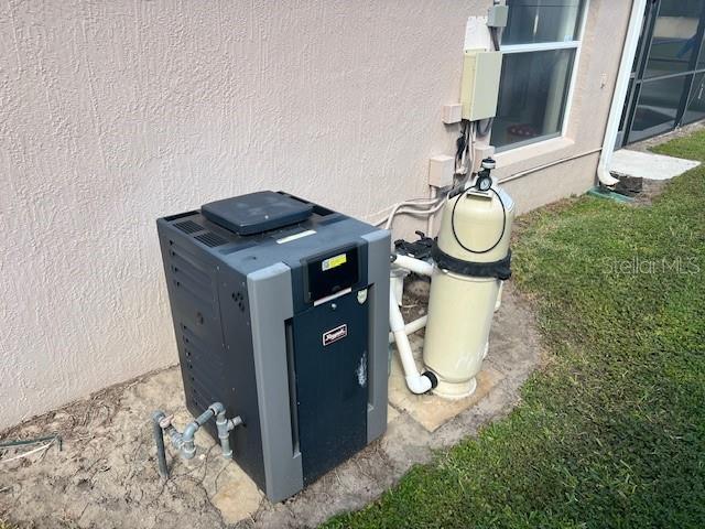 2533 Oneida Loop Kissimmee, FL 34747 - Photo 70 of 73 a bathroom with a sink and a mirror