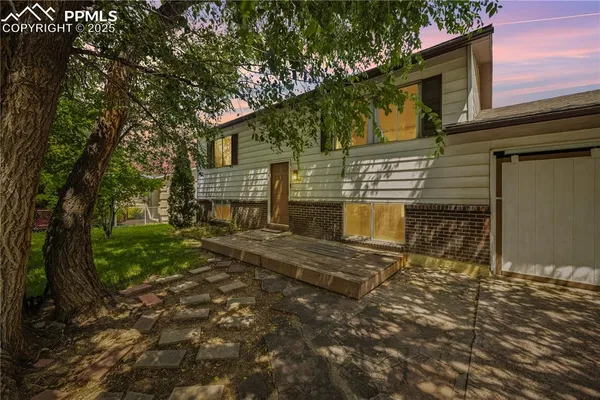 a view of a house with a yard