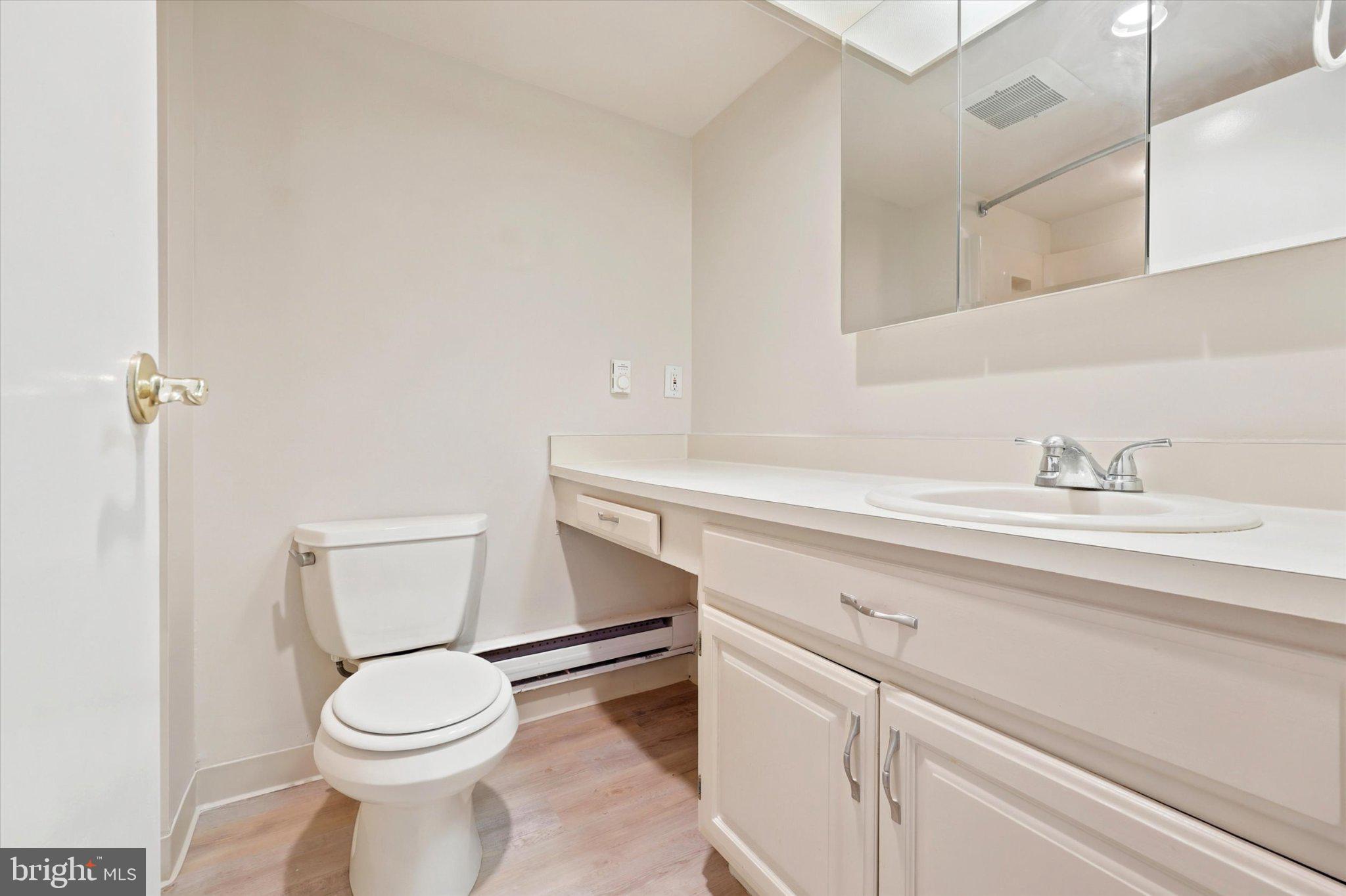 800 Avondale Road, Unit 2K Wallingford, PA 19086 - Photo 6 of 44 Hall Full Bathroom with shower and tub