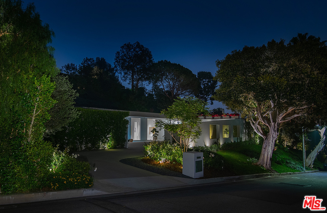 1012 North Hillcrest Road Beverly Hills, CA 90210 - Photo 2 of 54 a view of a fountain in front of house