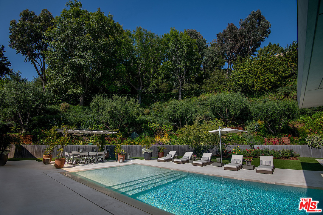 1012 North Hillcrest Road Beverly Hills, CA 90210 - Photo 51 of 54 an outdoor view with patio