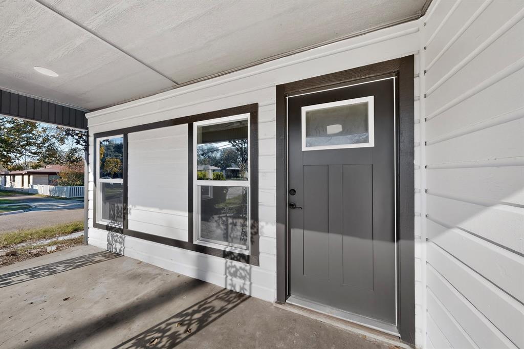 2219 Wilbur Street Dallas, TX 75224 - Photo 5 of 37 a bathroom with a tub and shower