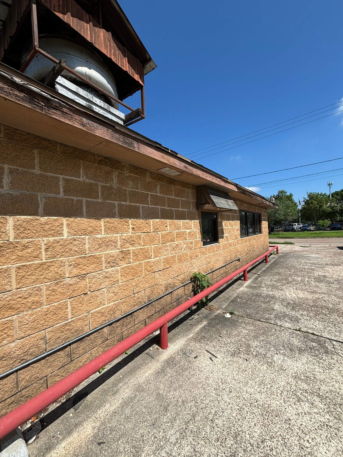 3810 Alberta Street Houston, TX 77021 - Photo 5 of 11 a view of a large building