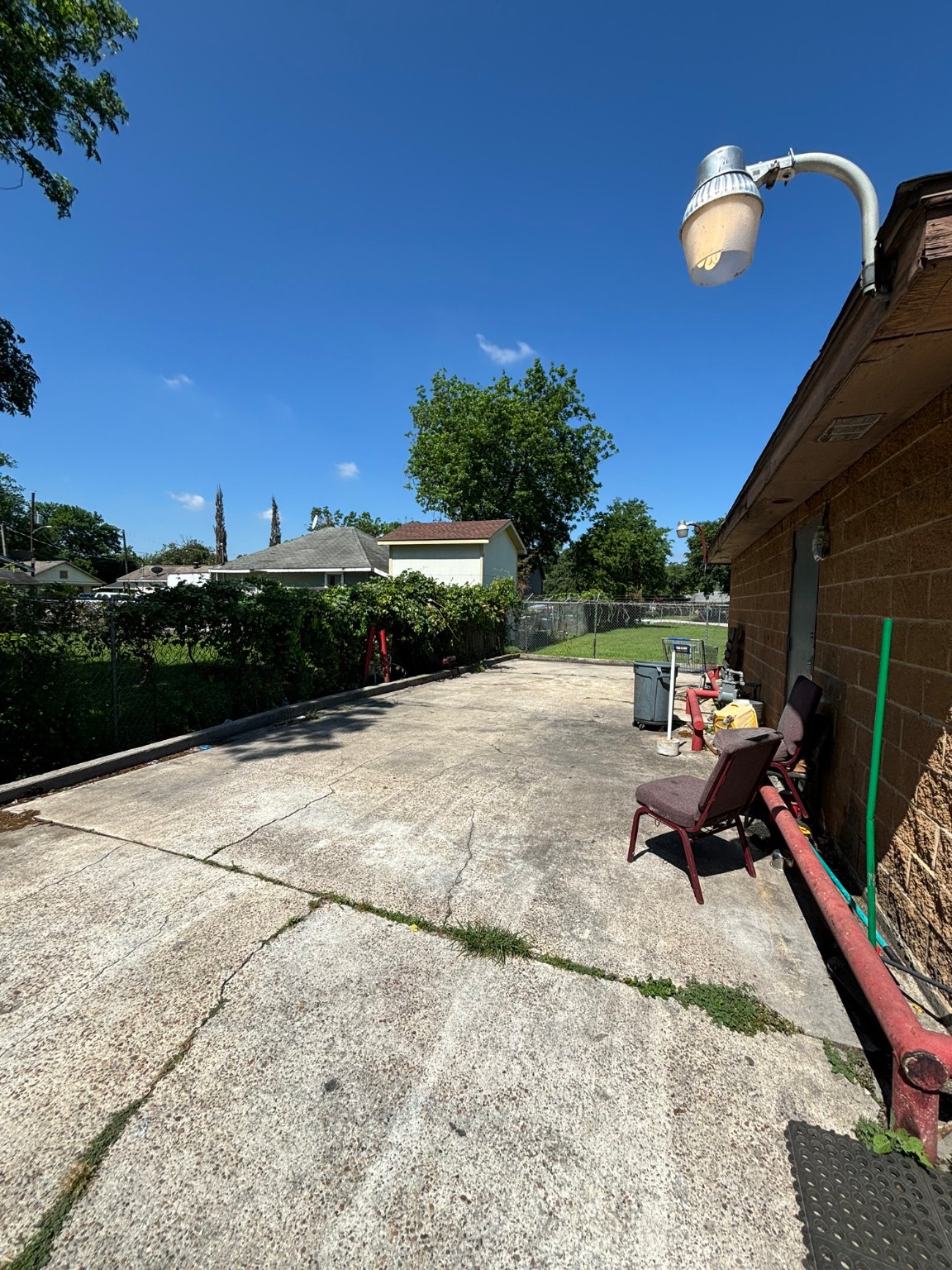 3810 Alberta Street Houston, TX 77021 - Photo 6 of 11 a backyard of a house with table and chairs