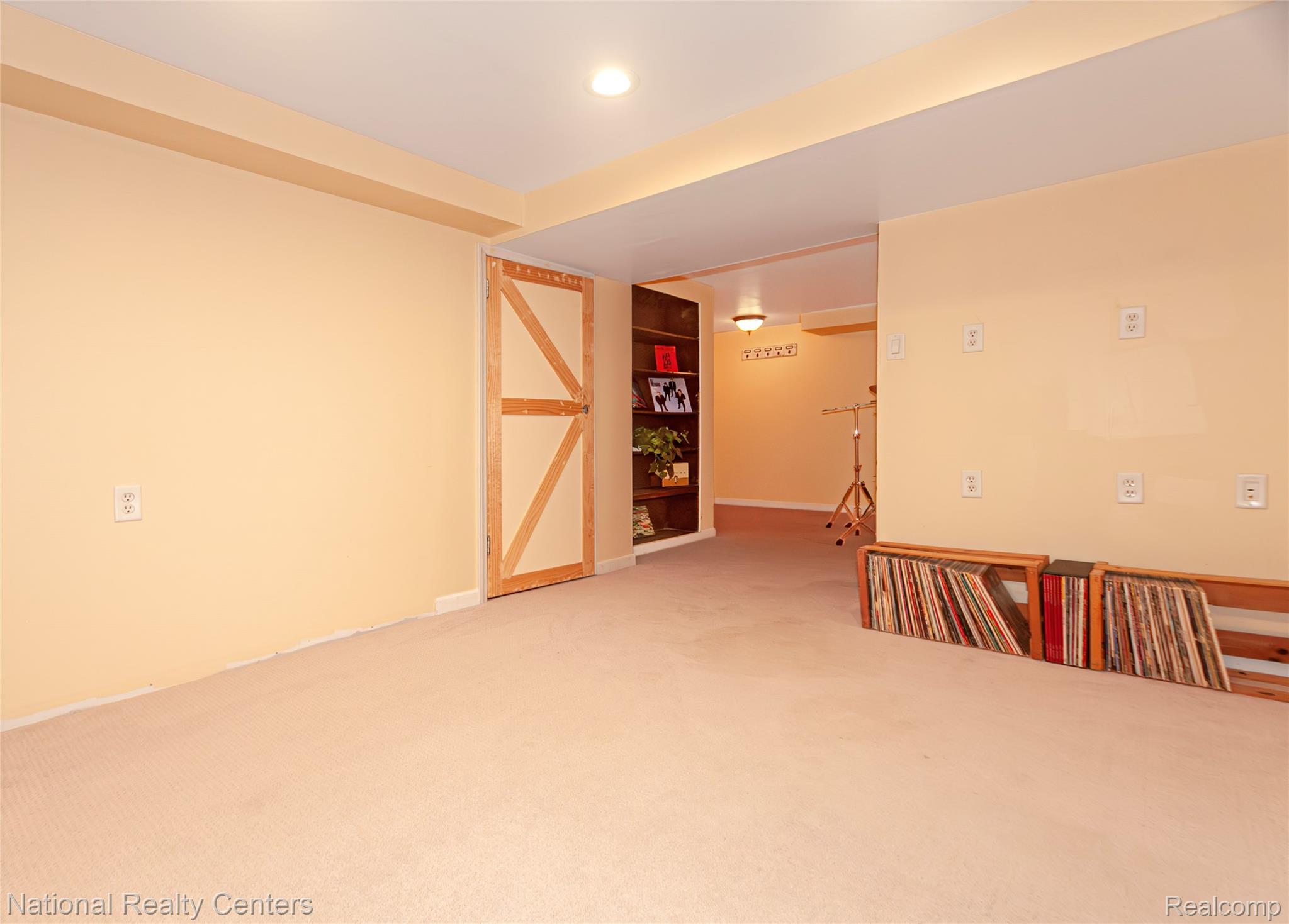 2446 Milverton Road Troy, MI 48083 - Photo 33 of 41 Carpeted spare room with baseboards and recessed lighting