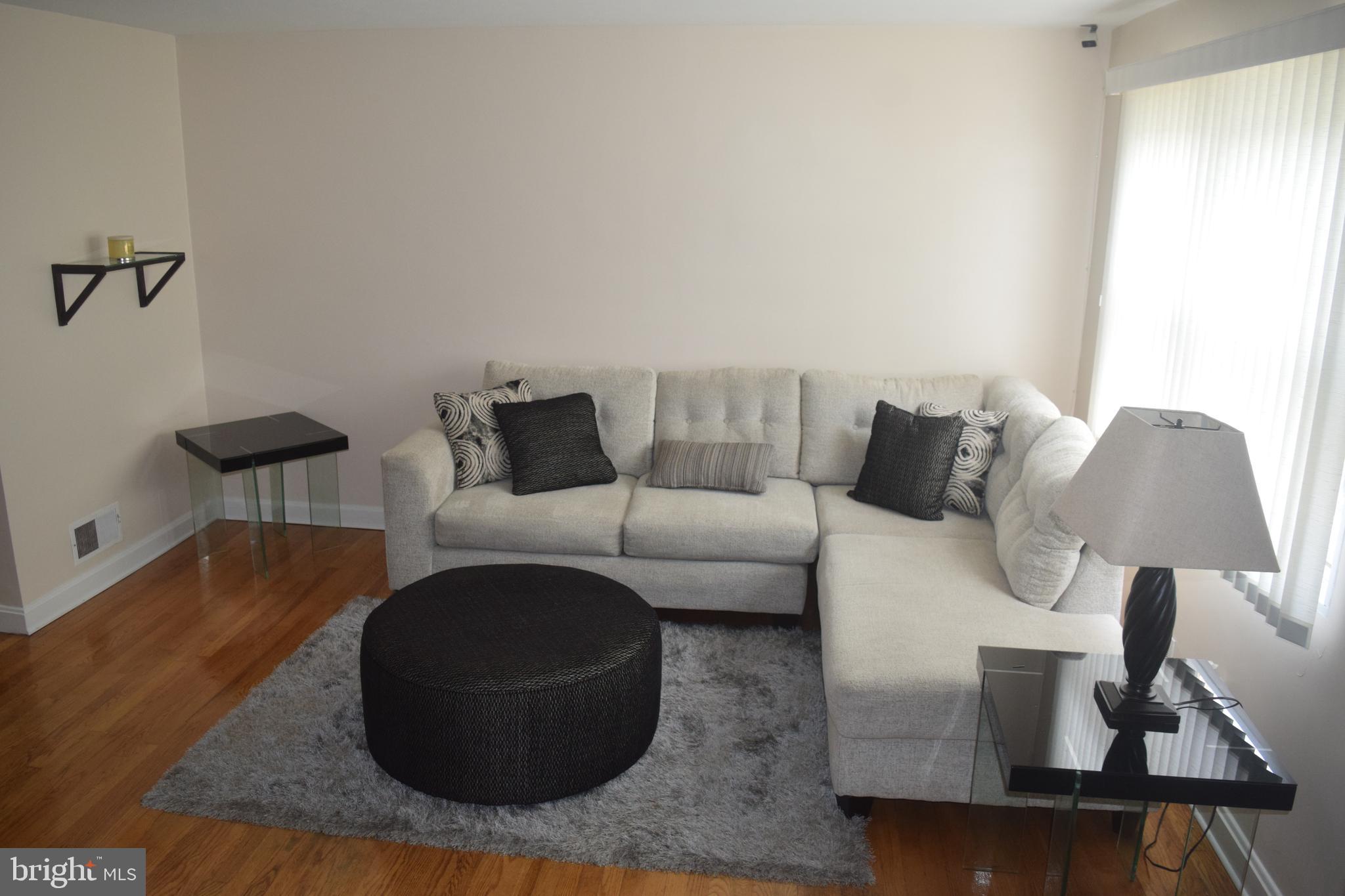 946 Masefield Road Baltimore, MD 21207 - Photo 4 of 27 Living Room