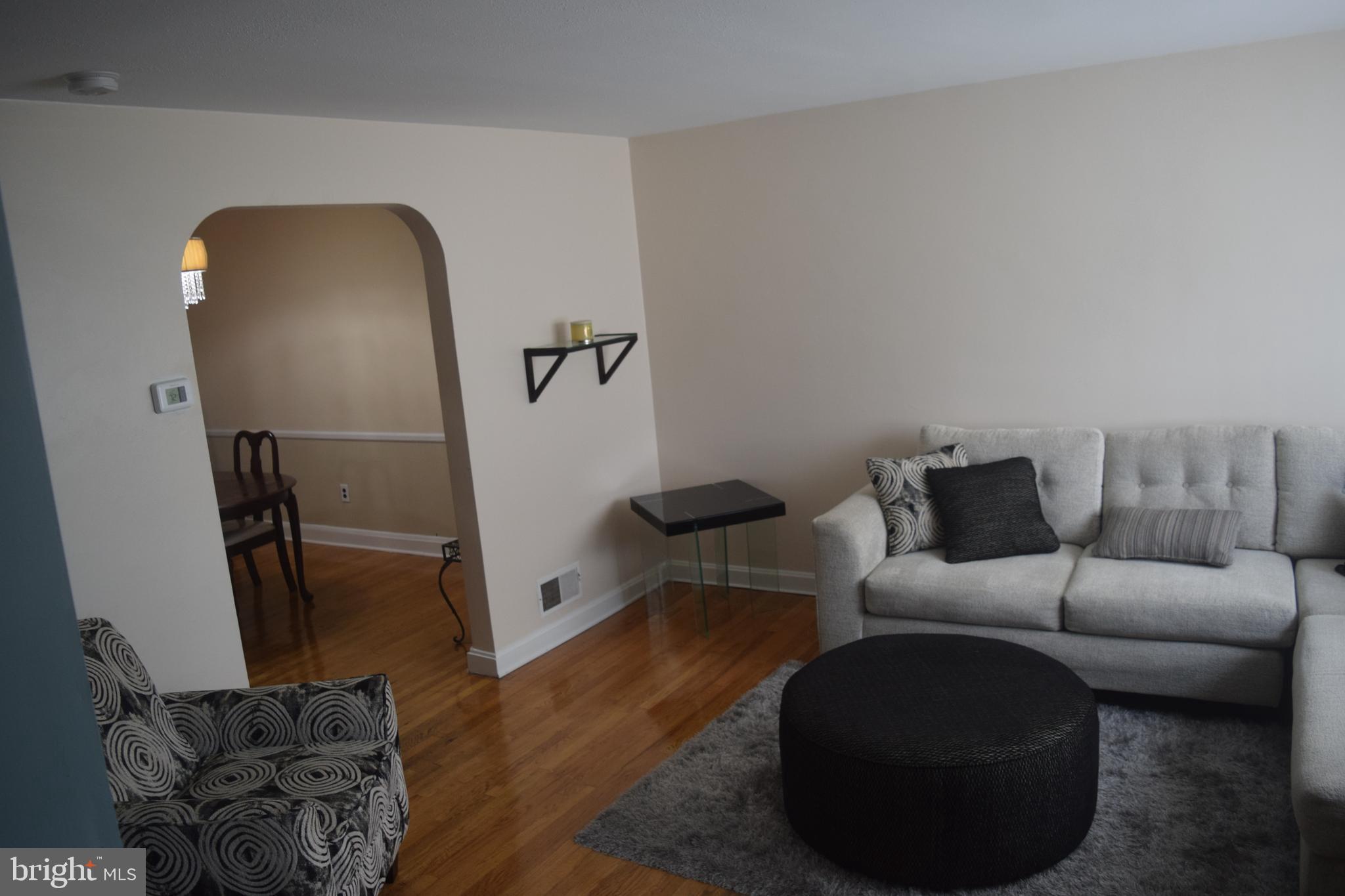 946 Masefield Road Baltimore, MD 21207 - Photo 5 of 27 Living Room