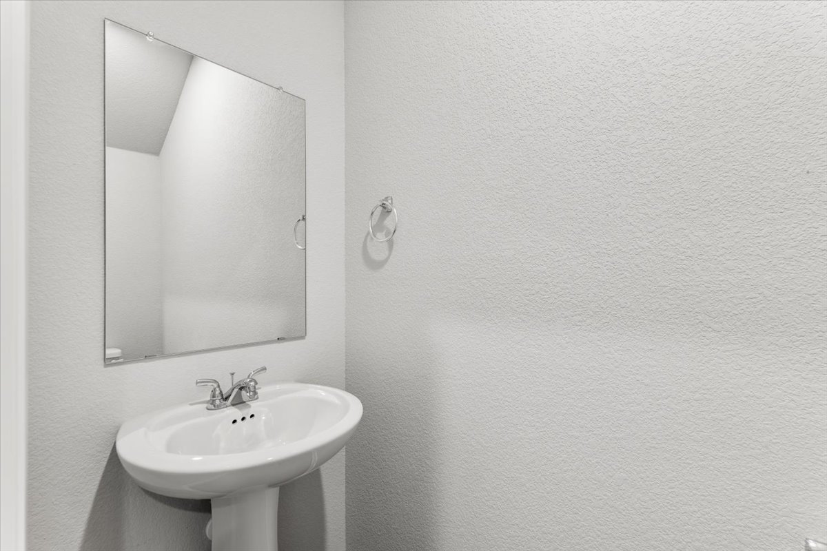 2603 Totley Road Manor, TX 78653 - Photo 15 of 37 Bathroom with a textured wall