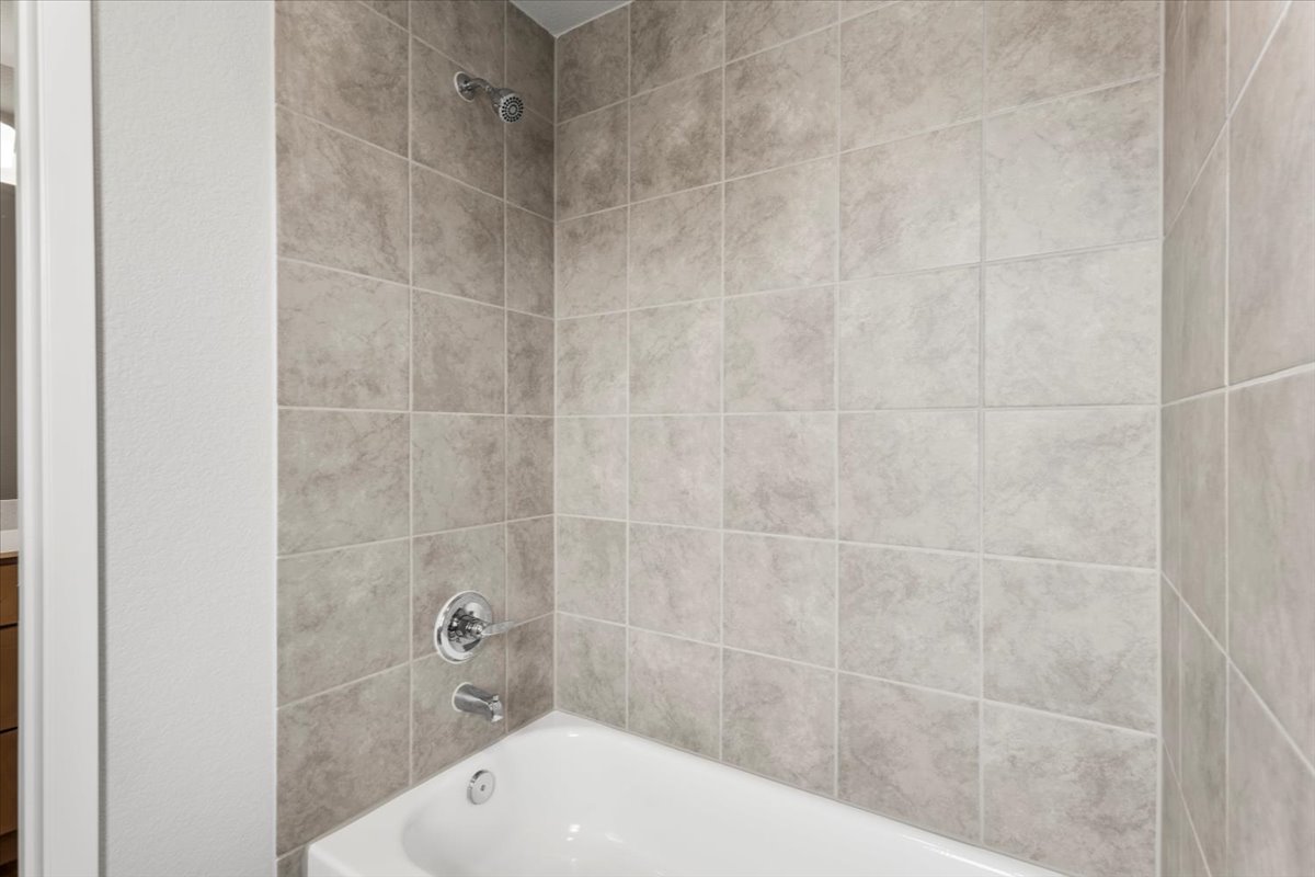 2603 Totley Road Manor, TX 78653 - Photo 32 of 37 Full bath with bathtub / shower combination