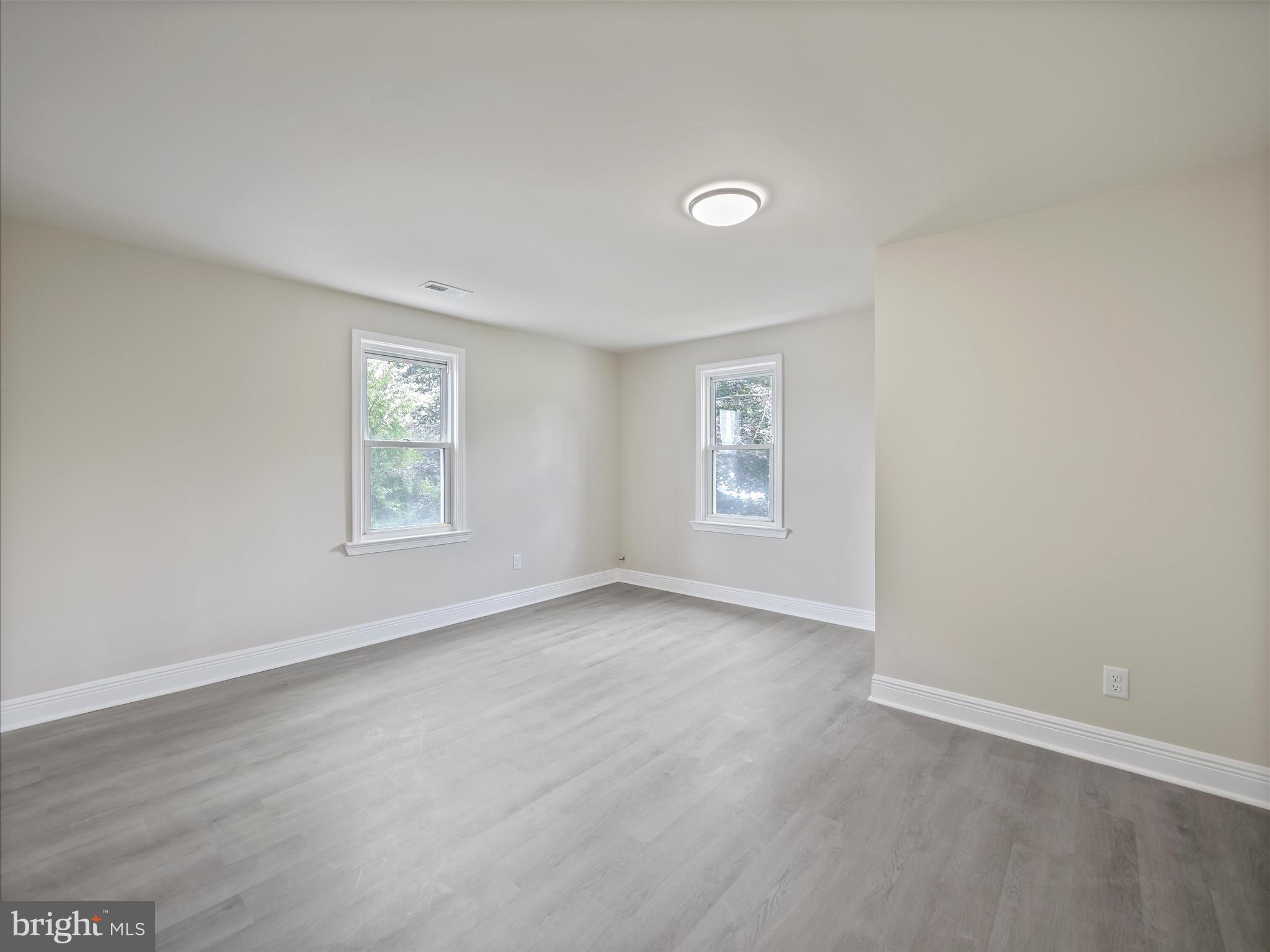 809 Florida Avenue Hagerstown, MD 21740 - Photo 14 of 33 an empty room with windows