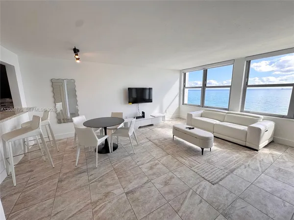 $2,600 | 2899 Collins Avenue, Unit 1433, Miami Beach, FL 33140