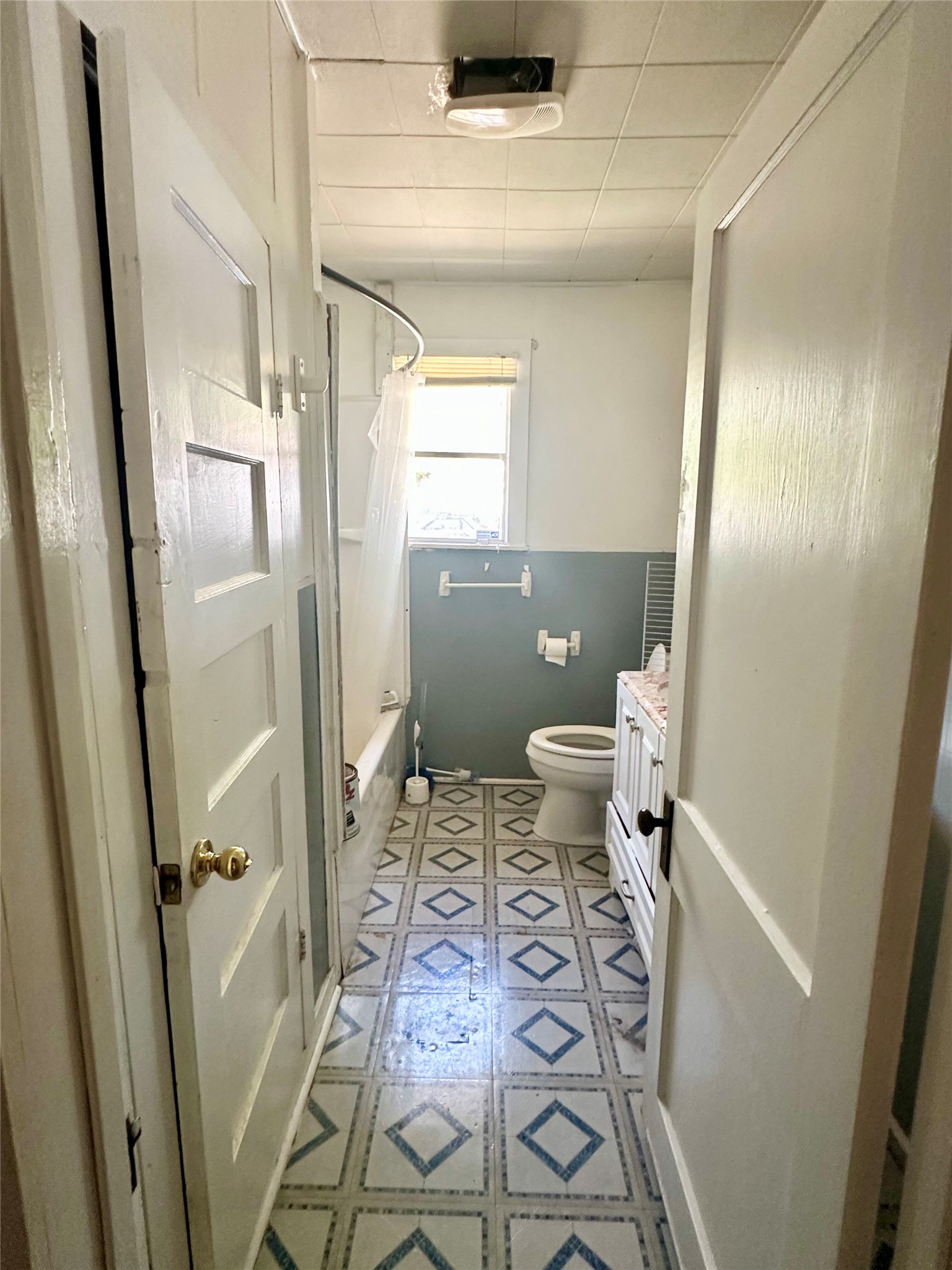 209 Old Thorndale Road Taylor, TX 76574 - Photo 13 of 14 Full bathroom.