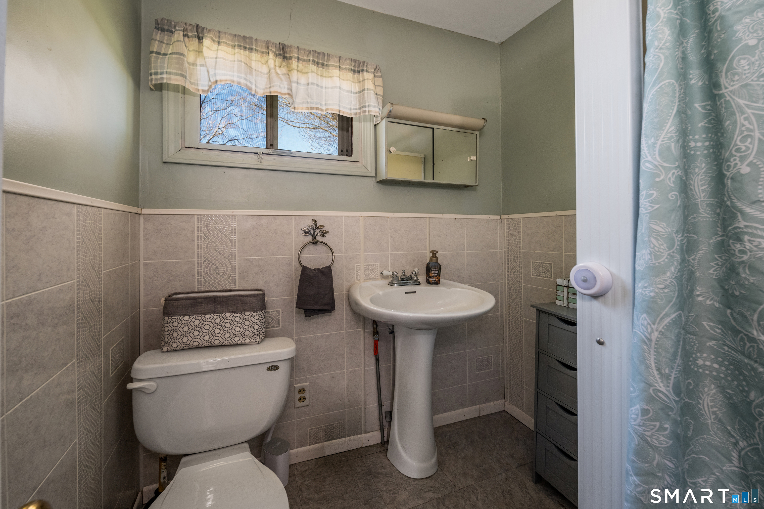 32 North Street Madison, CT 06443 - Photo 17 of 20 Delightful full bath!
