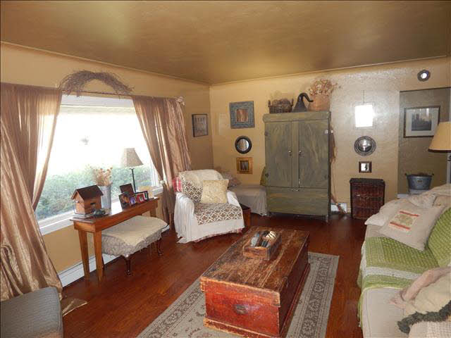8330 Douglas Road Temperance, MI 48182 - Photo 3 of 11 Living Room View 2