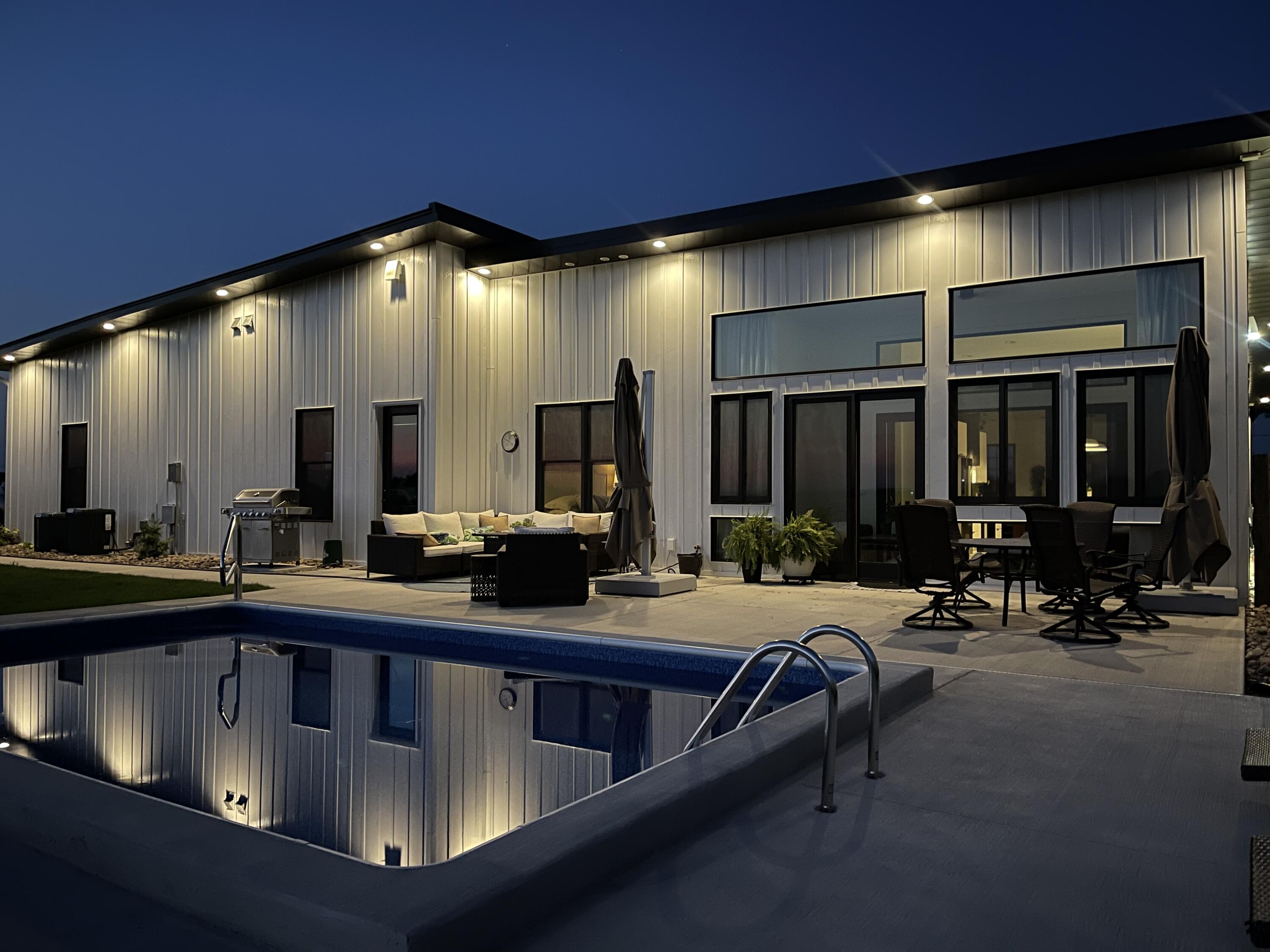 pool_back patio