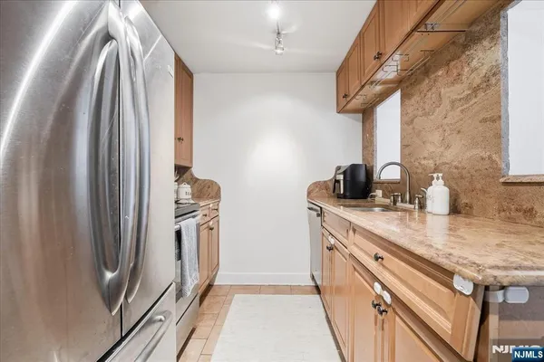 $4,600 | 300 Winston Drive, Unit L5, Cliffside Park, NJ 07010