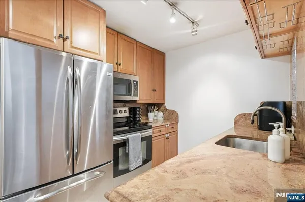 $4,600 | 300 Winston Drive, Unit L5, Cliffside Park, NJ 07010