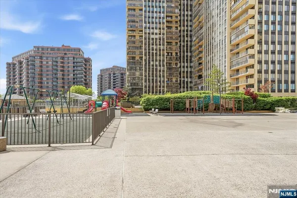 $4,600 | 300 Winston Drive, Unit L5, Cliffside Park, NJ 07010
