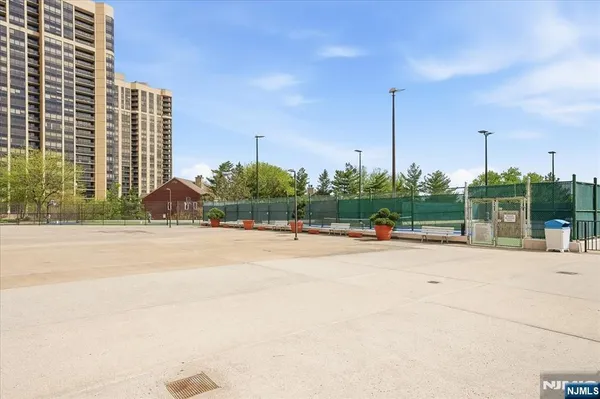 $4,600 | 300 Winston Drive, Unit L5, Cliffside Park, NJ 07010