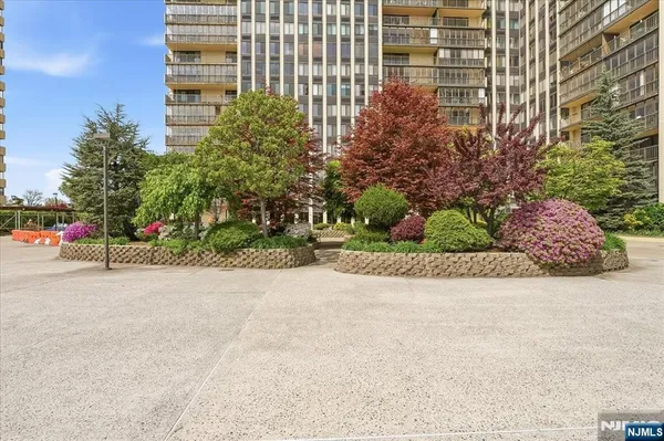 $4,600 | 300 Winston Drive, Unit L5, Cliffside Park, NJ 07010