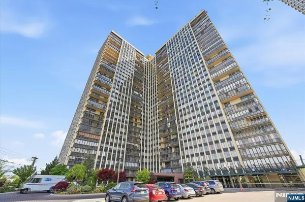 $4,600 | 300 Winston Drive, Unit L5, Cliffside Park, NJ 07010