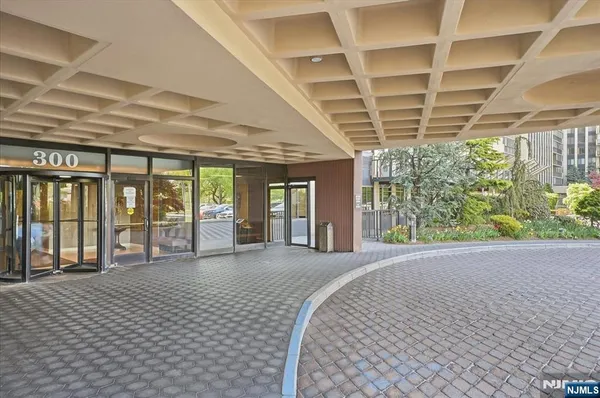 $4,600 | 300 Winston Drive, Unit L5, Cliffside Park, NJ 07010