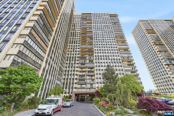 $4,600 | 300 Winston Drive, Unit L5, Cliffside Park, NJ 07010