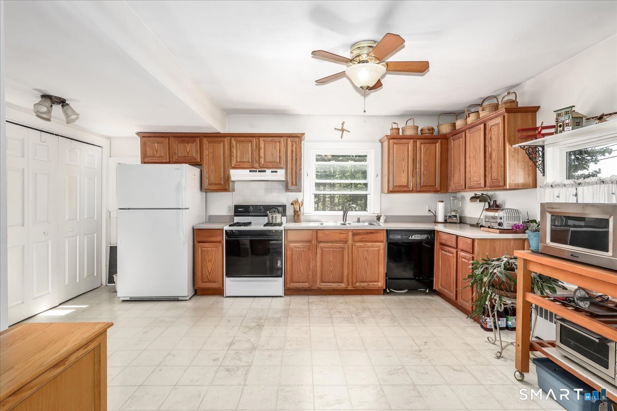 199 Berkshire Road Newtown, CT 06482 - Photo 18 of 40