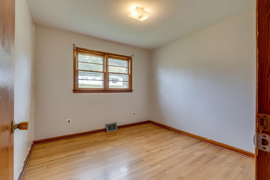 158 Thomas Road Lebanon, VA 24266 - Photo 16 of 18 Gallery Image 16