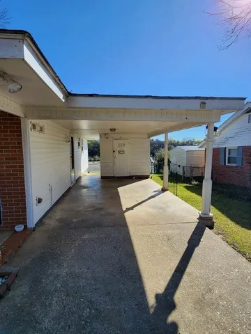 a view of a backyard