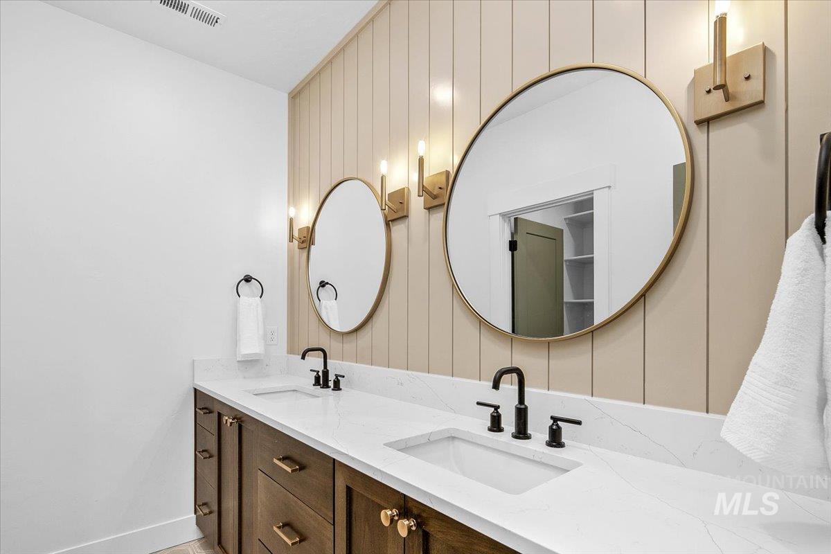 1911 East Mainacht Street Meridian, ID 83642 - Photo 40 of 49 Full bathroom featuring double vanity