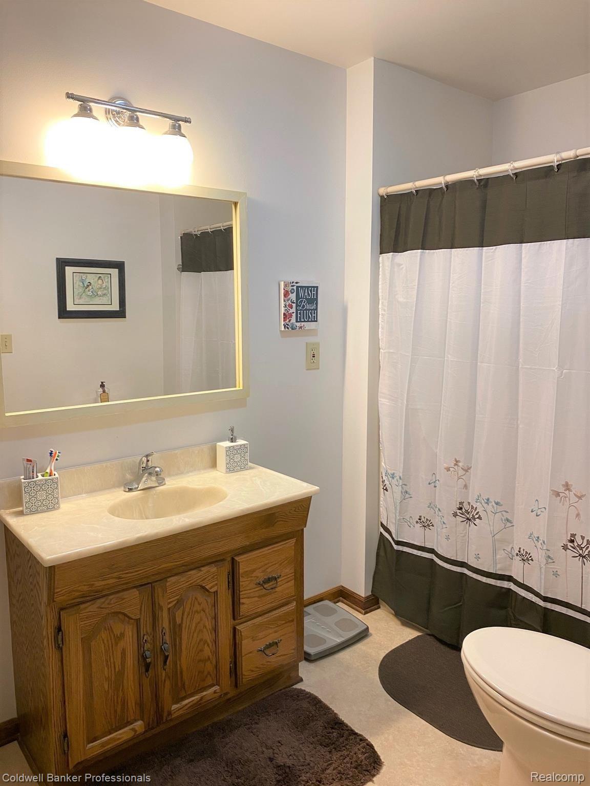 12621 Ithaca Road St. Charles, MI 48655 - Photo 20 of 39 22 12621 Bathroom.jpg