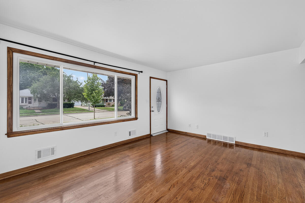 3627 Regency Drive Racine, WI 53402 - Photo 13 of 23 Living Room v3