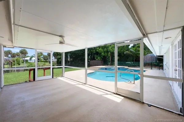 a view of a floor with entertaining space