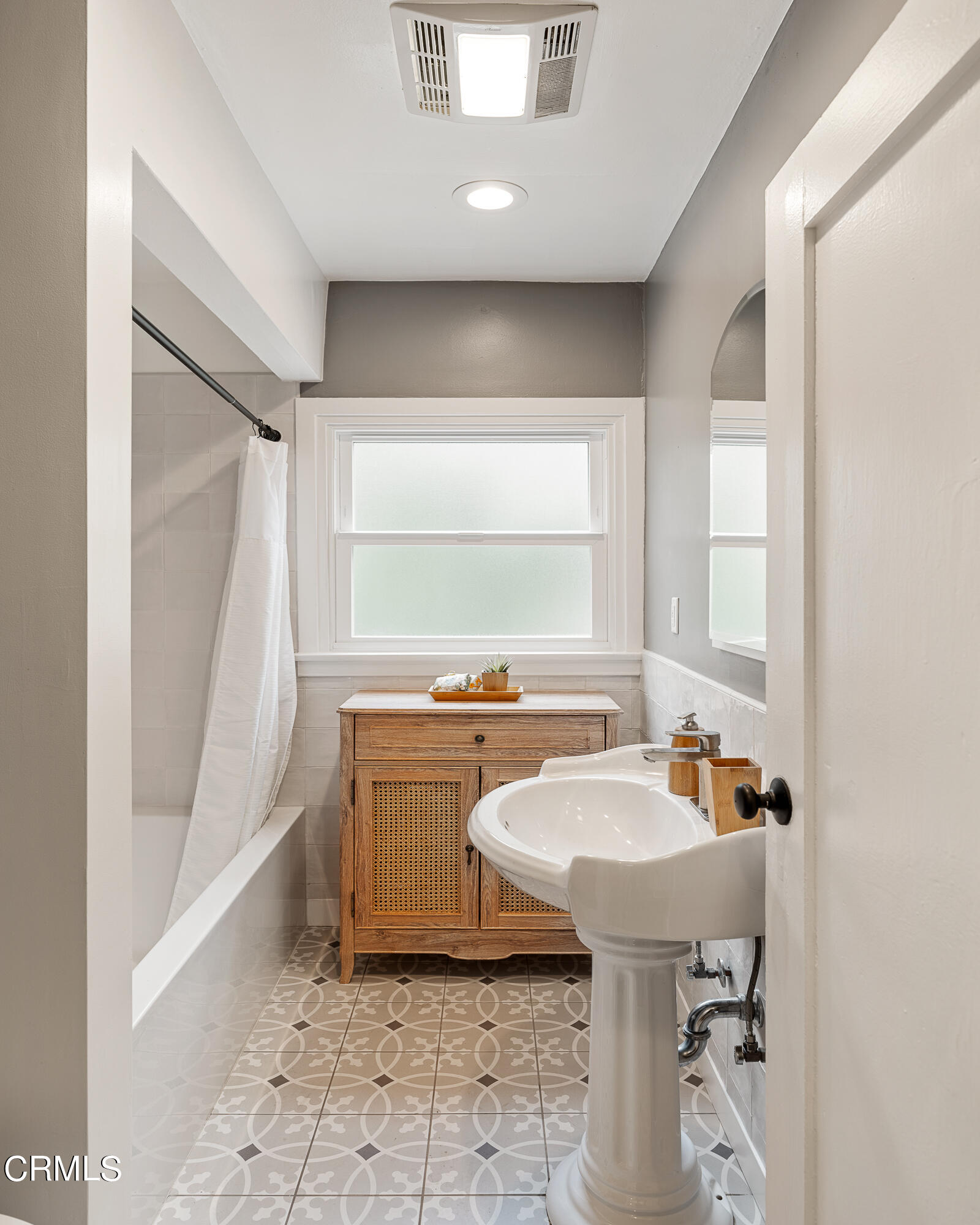 488 Colman Street Altadena, CA 91001 - Photo 28 of 75 a bathroom with a sink toilet and tub