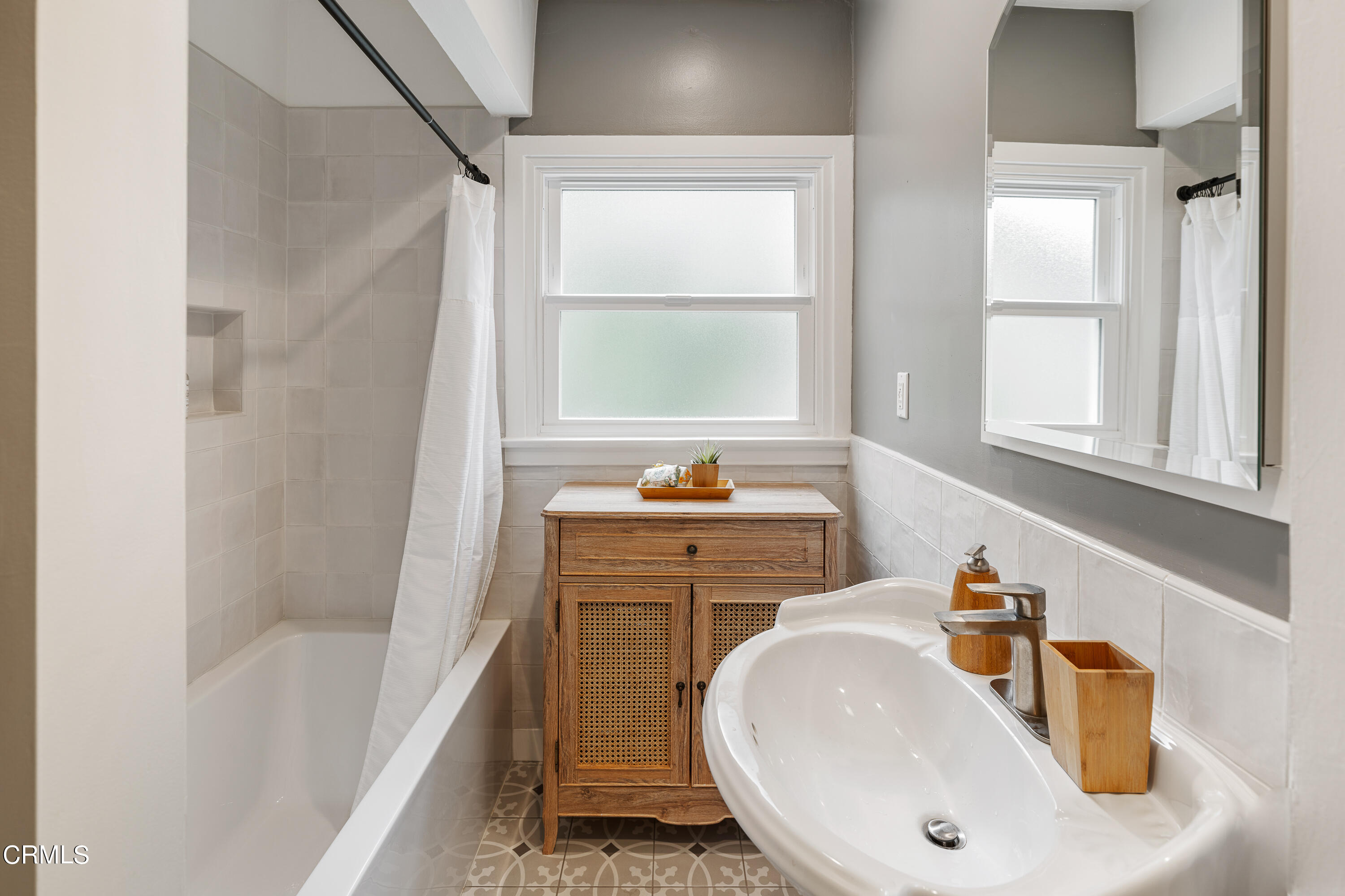 488 Colman Street Altadena, CA 91001 - Photo 29 of 75 a bathroom with a sink and a tub