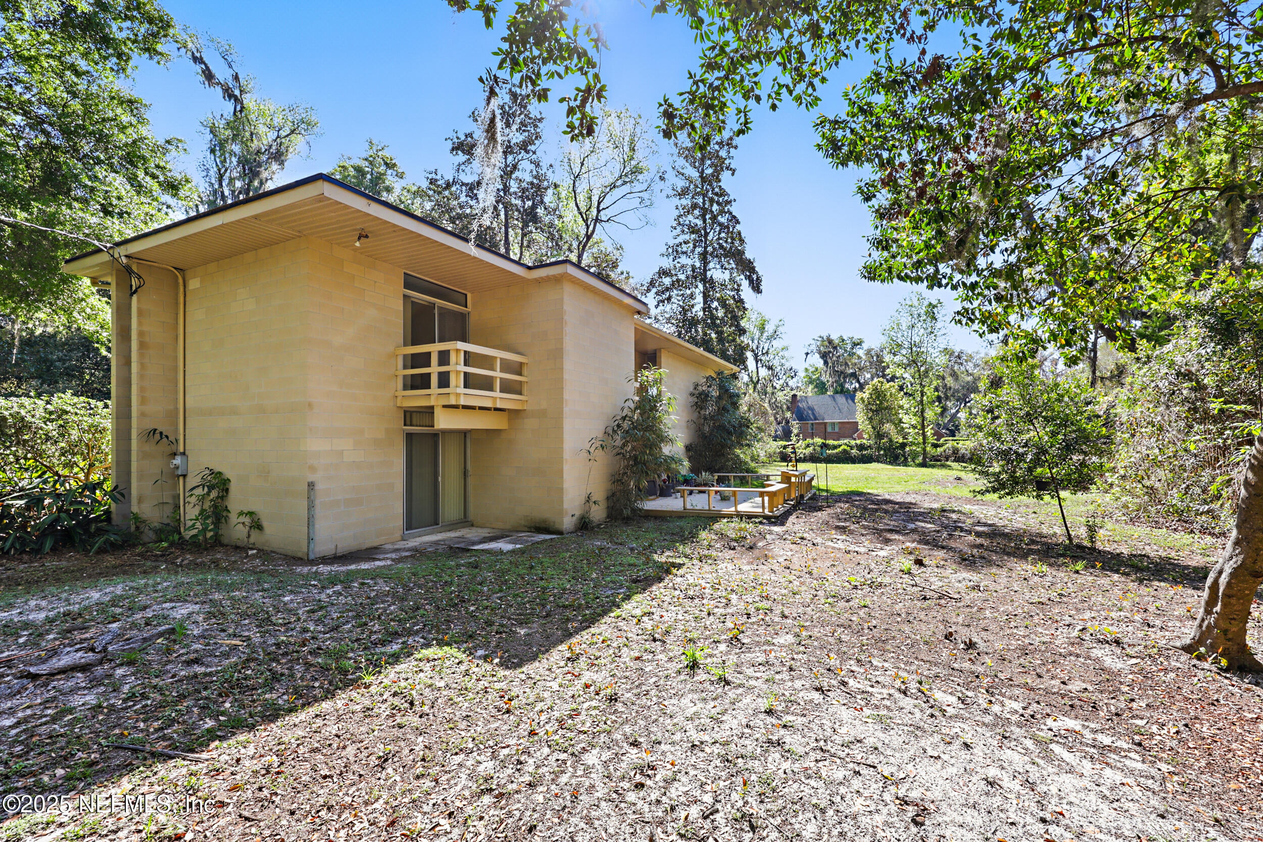 2916 Forest Circle Jacksonville, FL 32257 - Photo 51 of 64 a view of a garage with a small house