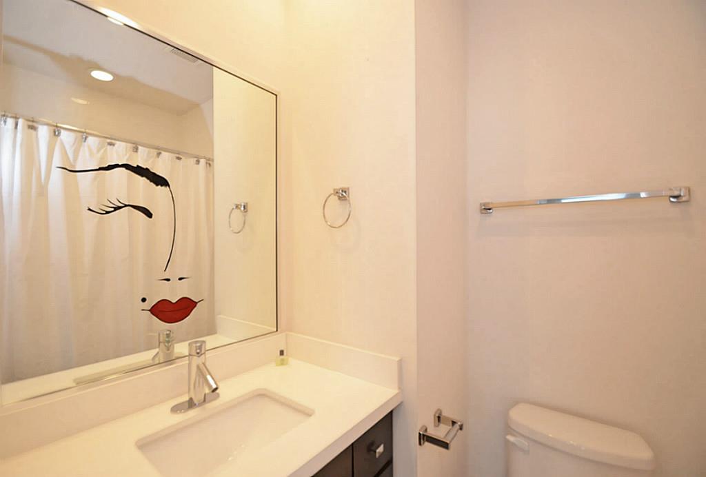 2713 Clay Street Houston, TX 77003 - Photo 20 of 24 Full bath for this bedroom.