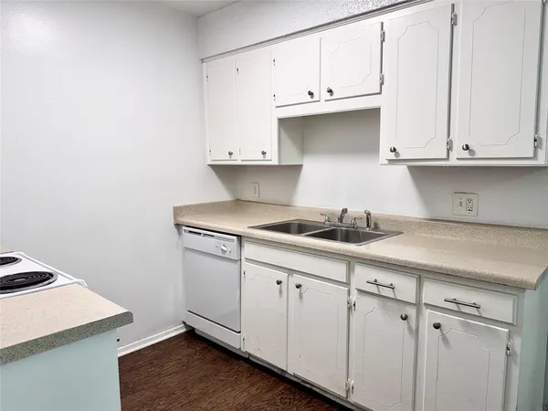 $1,350 | 441 Southwest Thomas Street, Unit B, Burleson, TX 76028