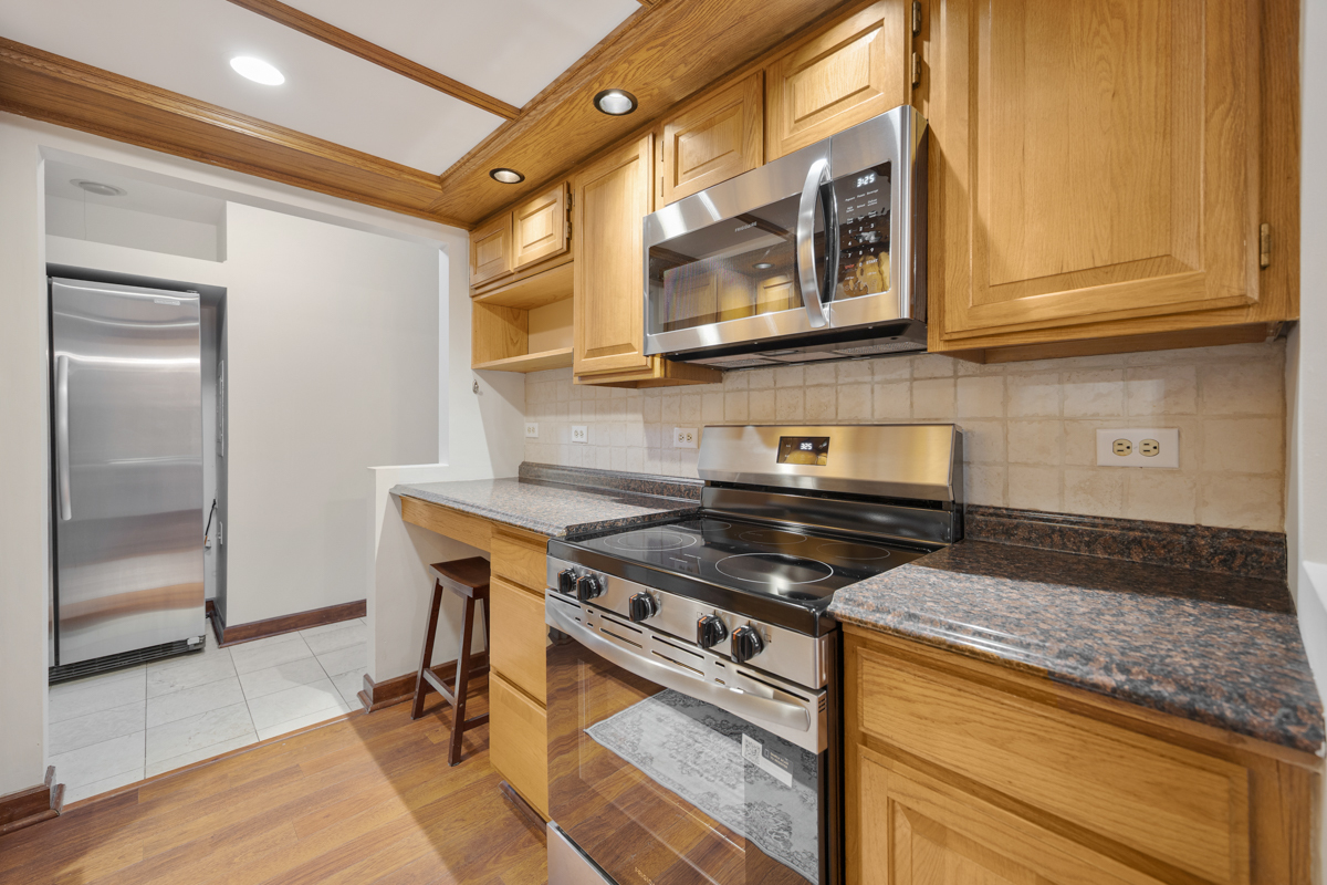 540 Biesterfield Road, Unit 305 Elk Grove Village, IL 60007 - Photo 12 of 25